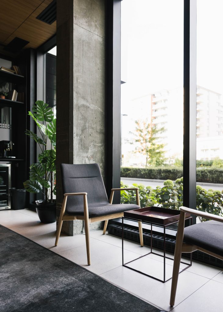 Mellem Brossard meublé par Espace Cabdéco. Chaise Malmo de Pedrali.