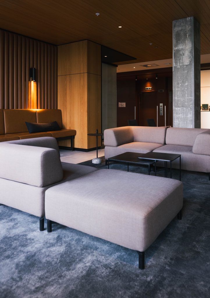 Mellem Brossard meublé par Espace Cabdéco. Canapés Planet de Softline.
