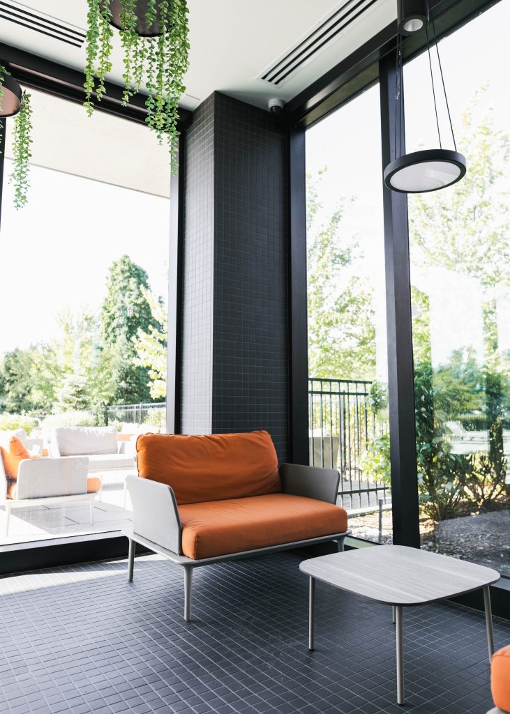 Mellem Brossard meublé par Espace Cabdéco. Chaise Reva de Pedrali.