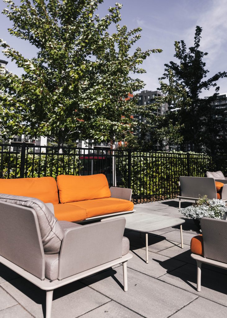 Mellem Brossard meublé par Espace Cabdéco. Mobilier extérieur de Pedrali.