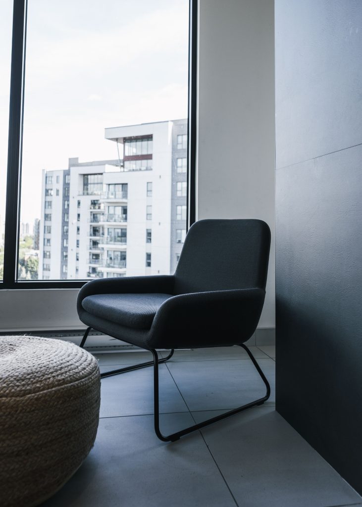 Mellem Brossard meublé par Espace Cabdéco. Chaise Coco de Softline.