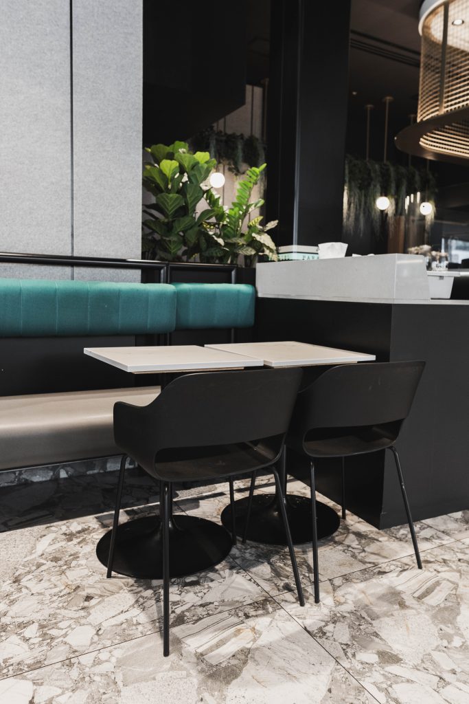 49th Parallel Café meublé par Espace Cabdéco. Chaises Babila 2735 de Pedrali.