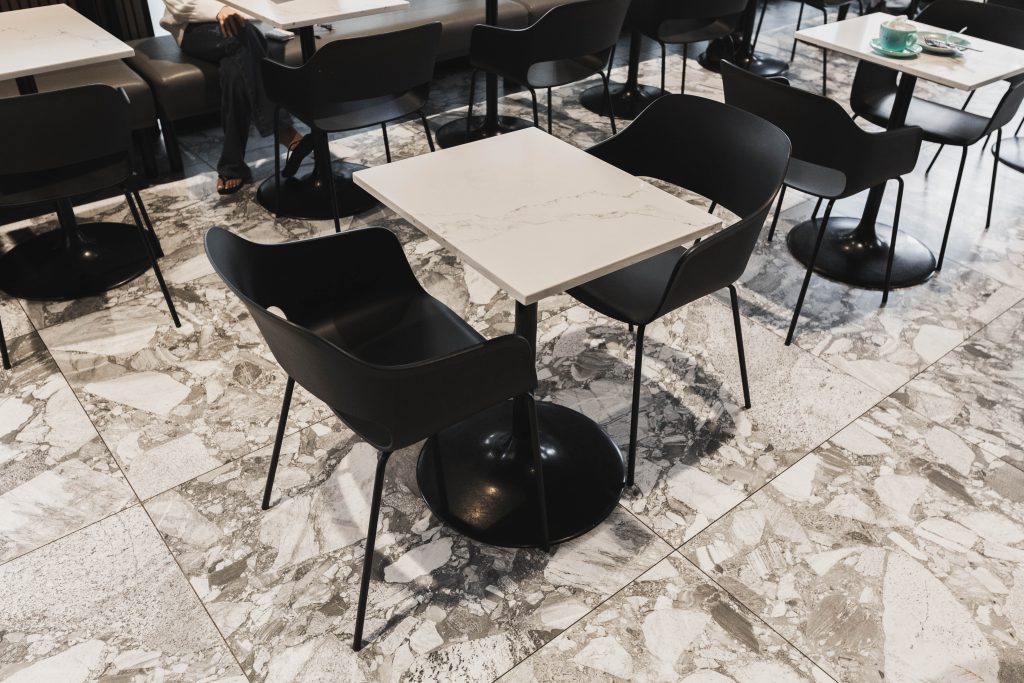 49th Parallel Café meublé par Espace Cabdéco. Chaises Babila 2735 de Pedrali.