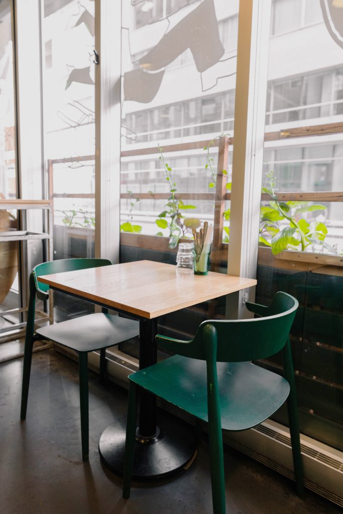 Café Monopole meublé par Espace Cabdéco. Chaises Nemea 2825 de Pedrali.