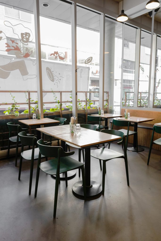Café Monopole meublé par Espace Cabdéco. Chaises Nemea 2825 de Pedrali.