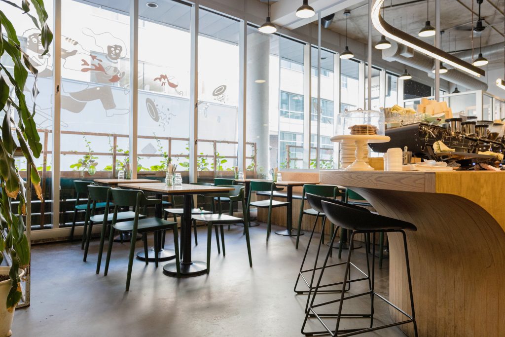 Café Monopole meublé par Espace Cabdéco. Chaises Nemea 2825 de Pedrali.