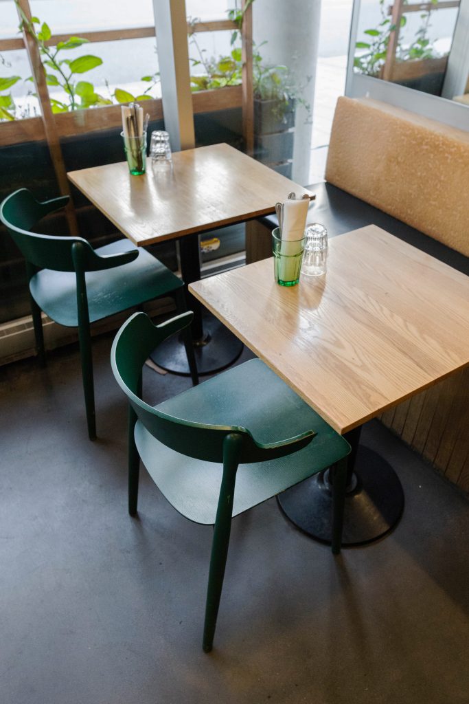 Café Monopole meublé par Espace Cabdéco. Chaises Nemea 2825 de Pedrali.