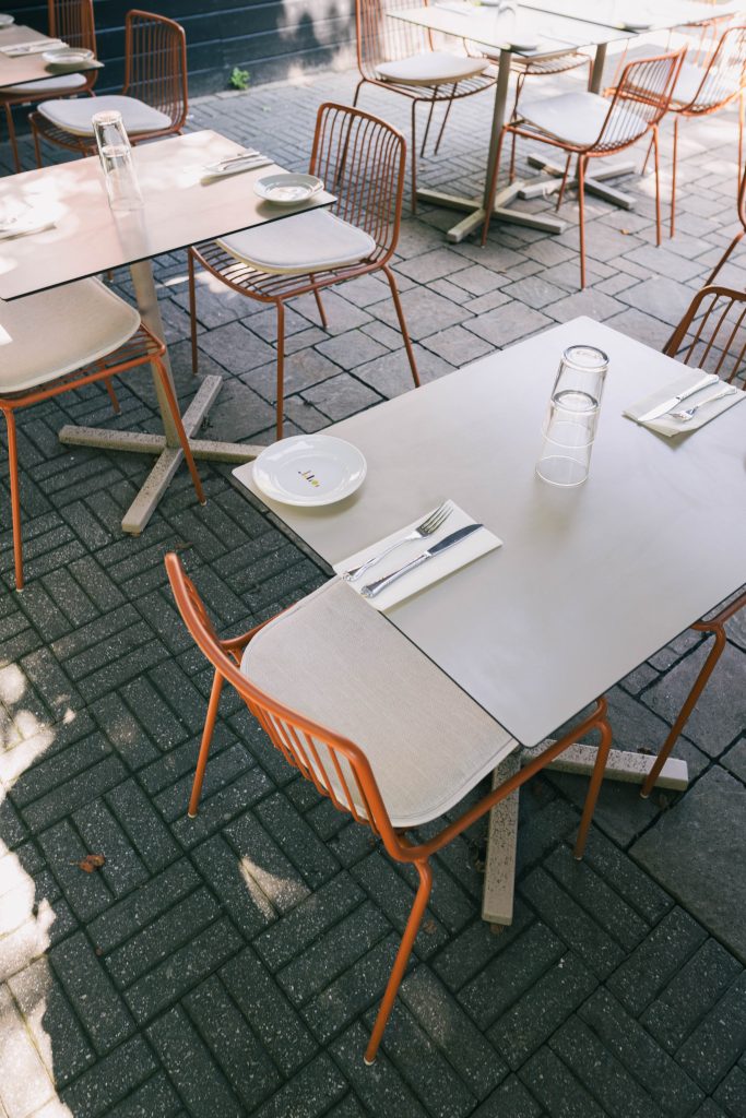 Place Carmin furnished by Espace Cabdéco, Pedrali.