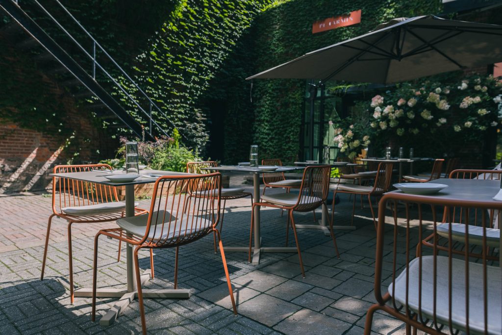 Place Carmin furnished by Espace Cabdéco, Pedrali.