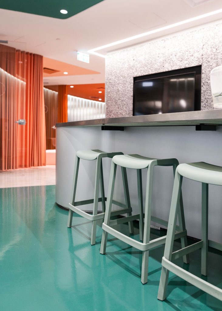 FlightHub furnished by Espace Cabdéco. Dome stools by Pedrali. 