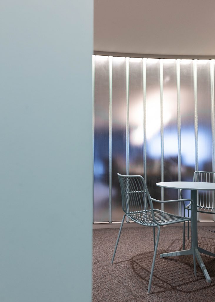 FlightHub furnished by Espace Cabdéco. Nolita chairs, Ypsilon table by Pedrali. 