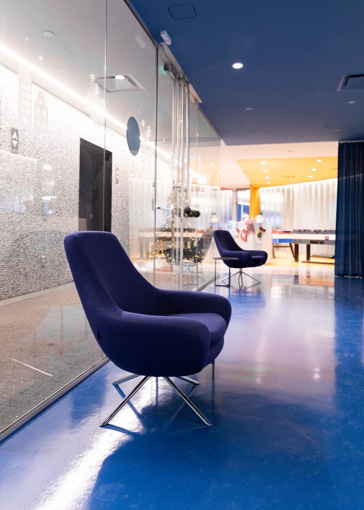 FlightHub furnished by Espace Cabdéco. Noomi armchairs by Softline. 