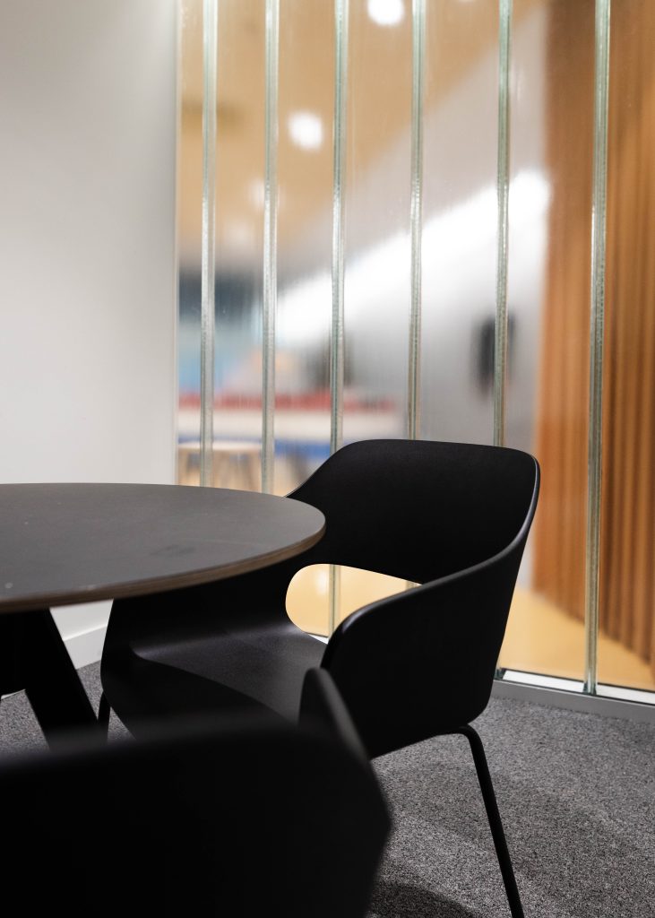FlightHub furnished by Espace Cabdéco. Babila chairs, Ark table by Pedrali. 