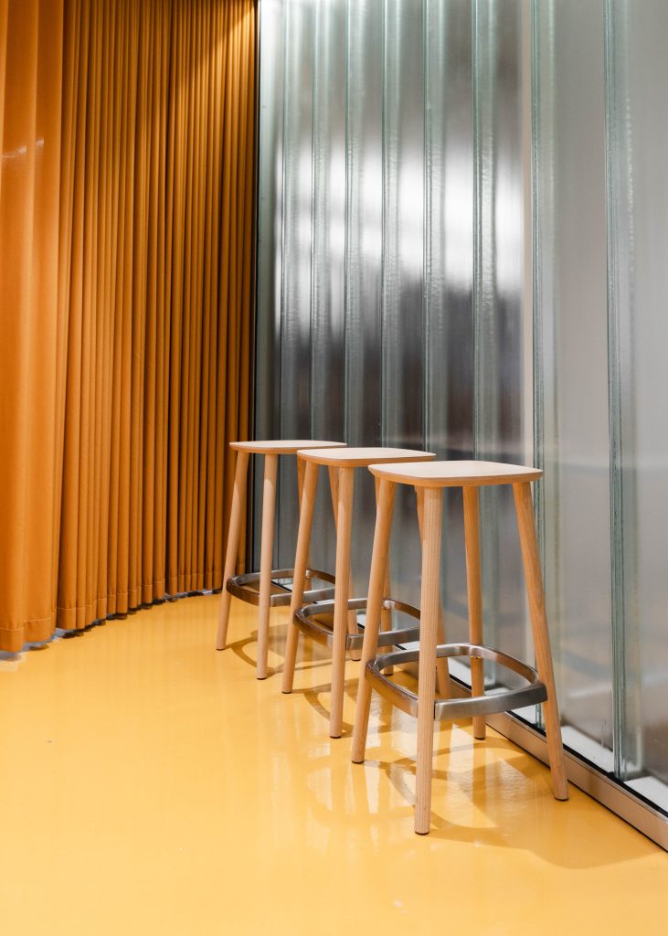 FlightHub furnished by Espace Cabdéco. Babila stools by Pedrali. 