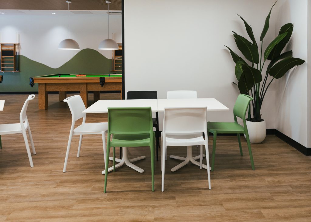 Centre Multigénérationnelle de Brossard meublé par Espace Cabdéco. Chaises Ara de Pedrali. Tables Fluxo de Pedrali.