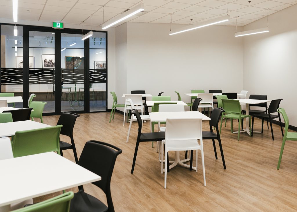 Centre Multigénérationnelle de Brossard meublé par Espace Cabdéco. Chaises Ara de Pedrali. Tables Fluxo de Pedrali.