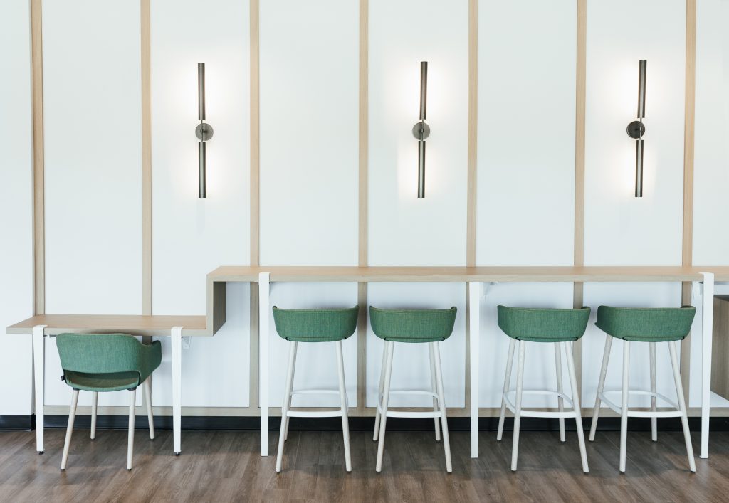 Centre Multigénérationnelle de Brossard meublé par Espace Cabdéco. Tabourets Babila de Pedrali. Chaise Babila de Pedrali.