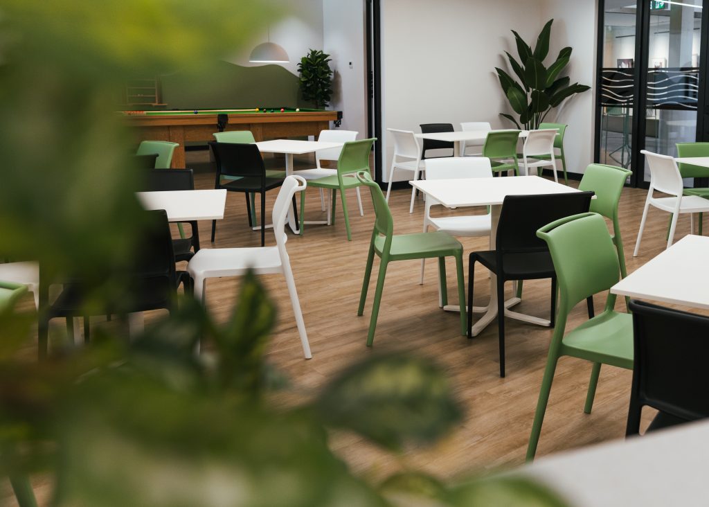 Centre Multigénérationnelle de Brossard meublé par Espace Cabdéco. Chaises Ara de Pedrali. Tables Fluxo de Pedrali.