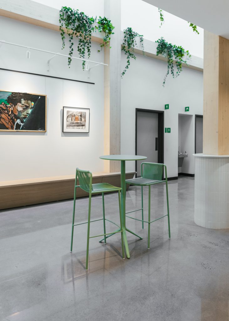 Centre Multigénérationnelle de Brossard meublé par Espace Cabdéco. Tabourets Tribeca de Pedrali. Tables Elliot de Pedrali.