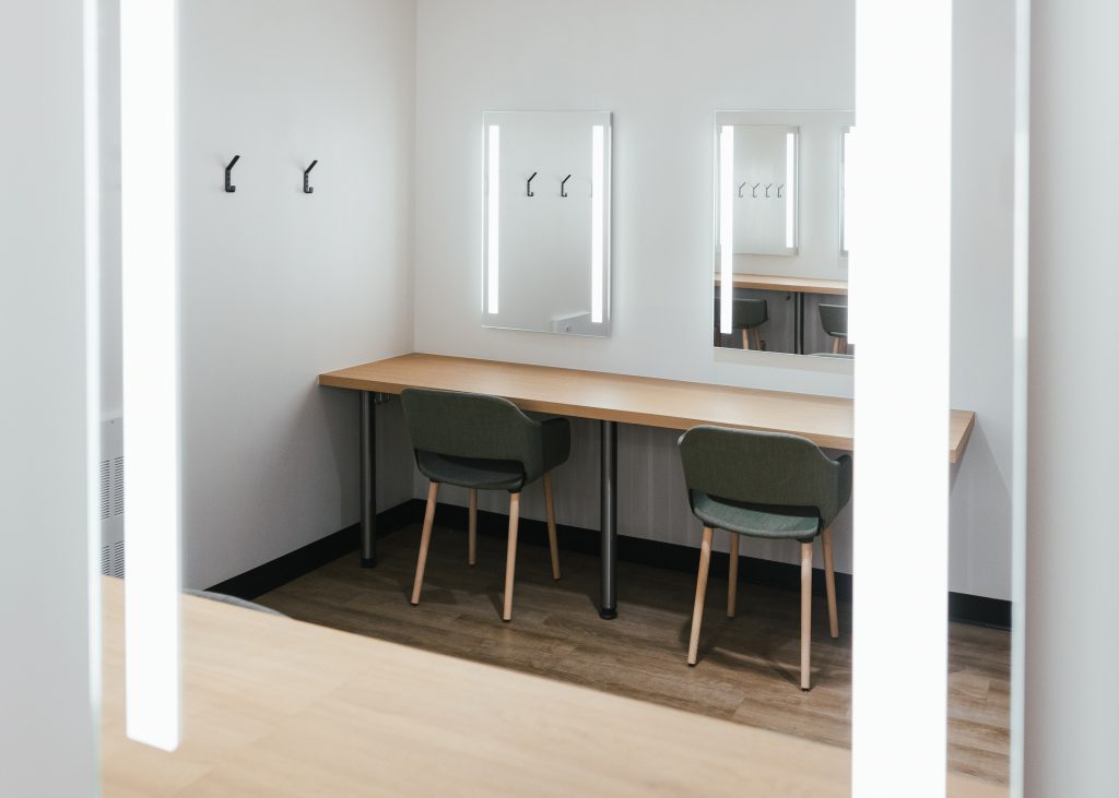 Centre Multigénérationnelle de Brossard meublé par Espace Cabdéco. Chaises Babila de Pedrali.