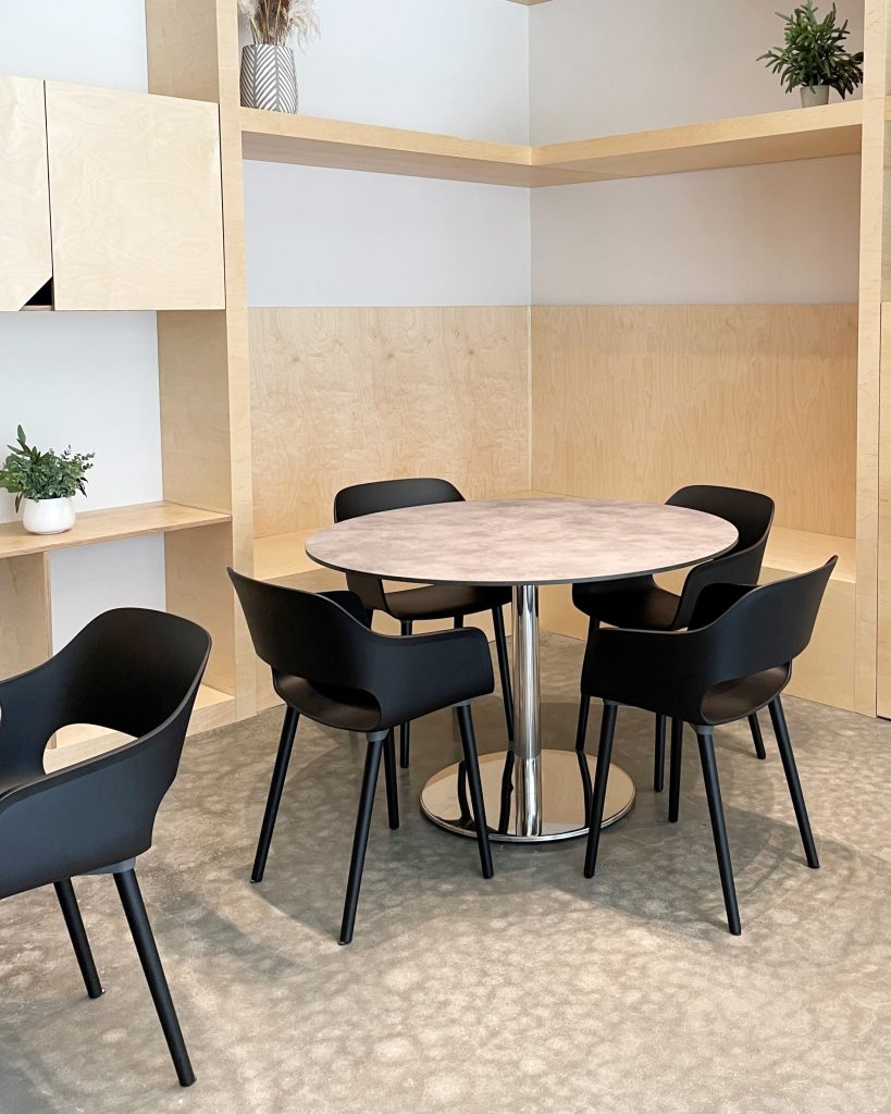 Yimby meublé par Espace Cabdéco. Chaises Babila 2755 de Pedrali.