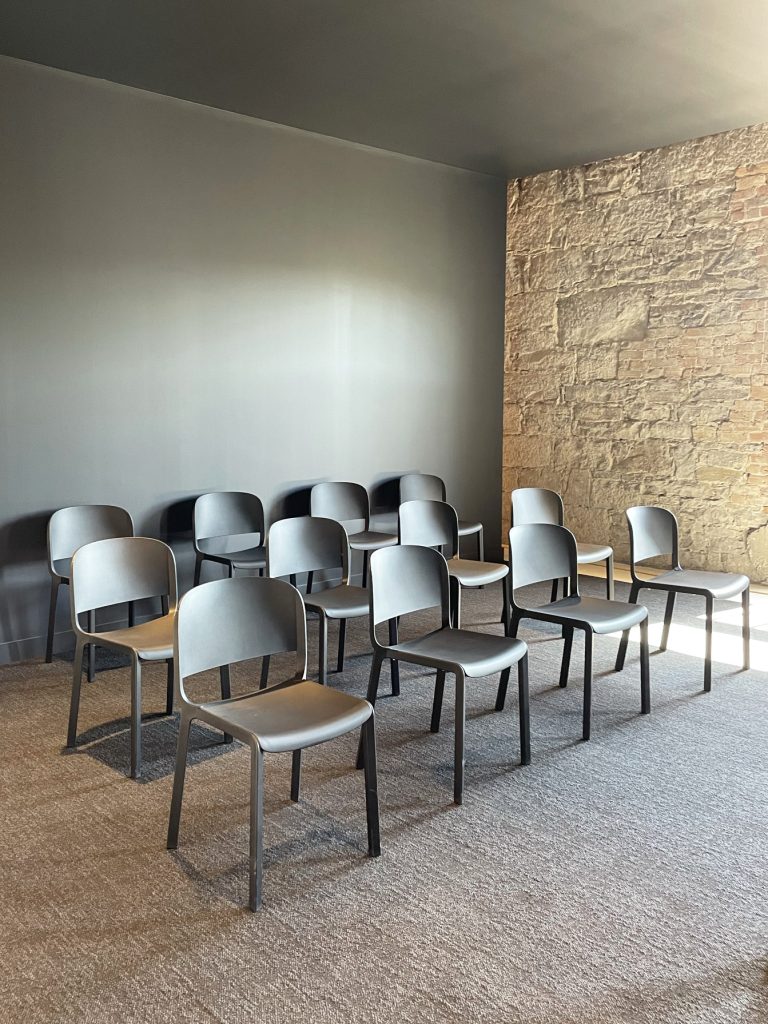 La Chapelle Outremont meublé par Espace Cabdéco. Chaises Dome 260 de Pedrali.