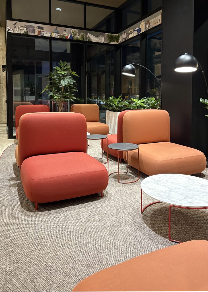 Le 5800 furnished by Espace Cabdéco. Buddy seating by Pedrali. Circuit tables by Pedrali.