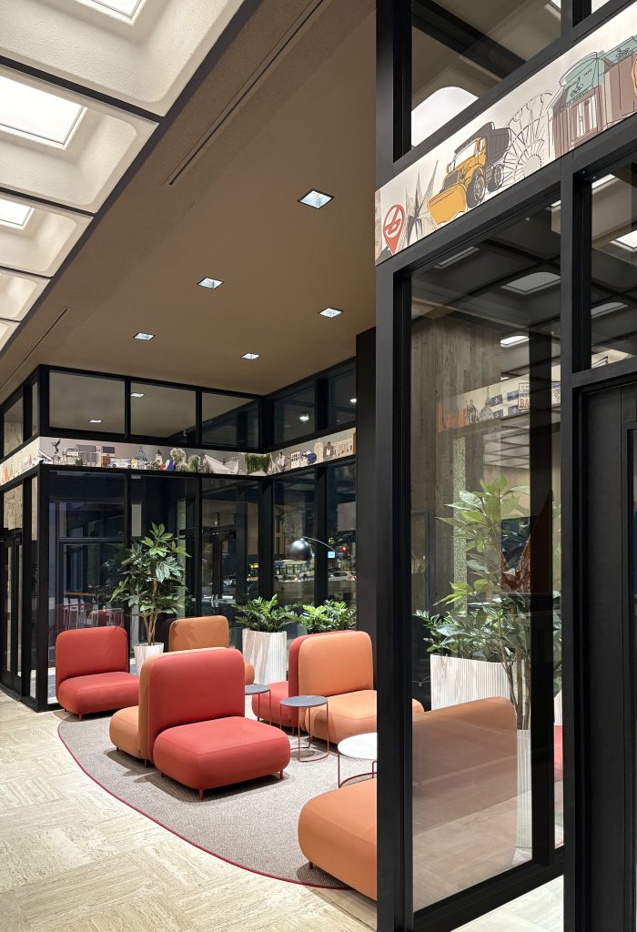 Le 5800 furnished by Espace Cabdéco. Buddy seating by Pedrali. Circuit tables by Pedrali.