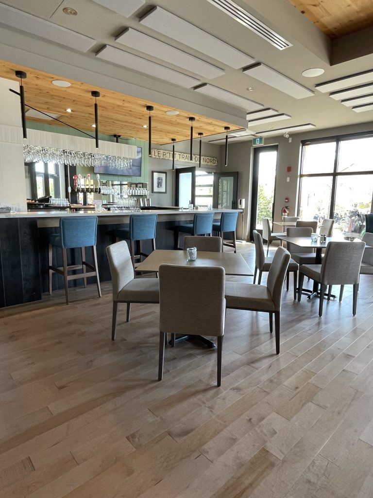 Golf Le Maitre de Mont Tremblant meublé par Espace Cabdéco. Chaises Palma.