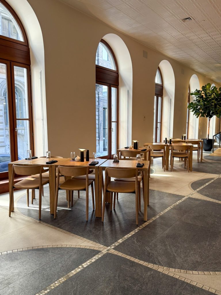 Hôtel Gault furnished by Espace Cabdéco. Nemea chairs by Pedrali. 