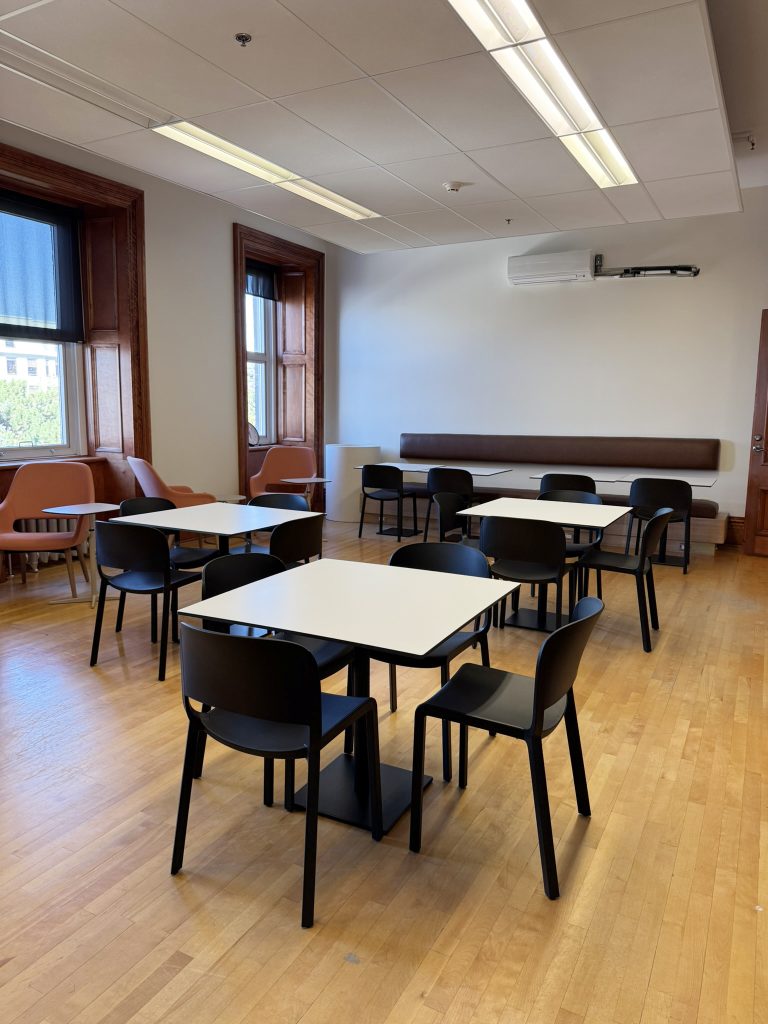 Collège Notre-Dame meublé par Espace Cabdéco. Chaises Dome 260 de Pedrali. 