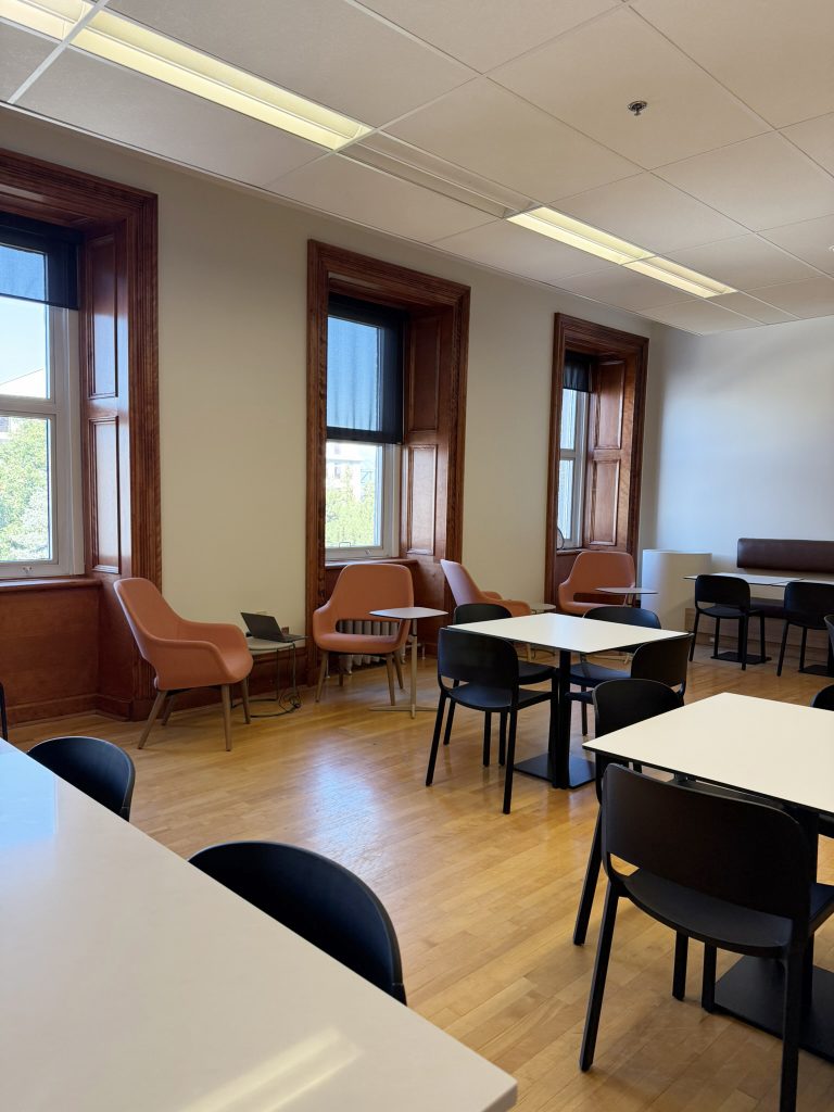 Collège Notre-Dame meublé par Espace Cabdéco. Chaises Dome 260, fauteuils Babila 2759 de Pedrali. 