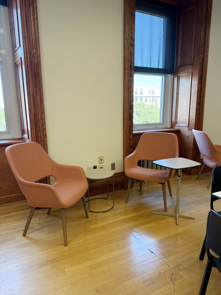 Collège Notre-Dame meublé par Espace Cabdéco. Fauteuils Babila 2759, tables Circuit et Diego de Pedrali. 