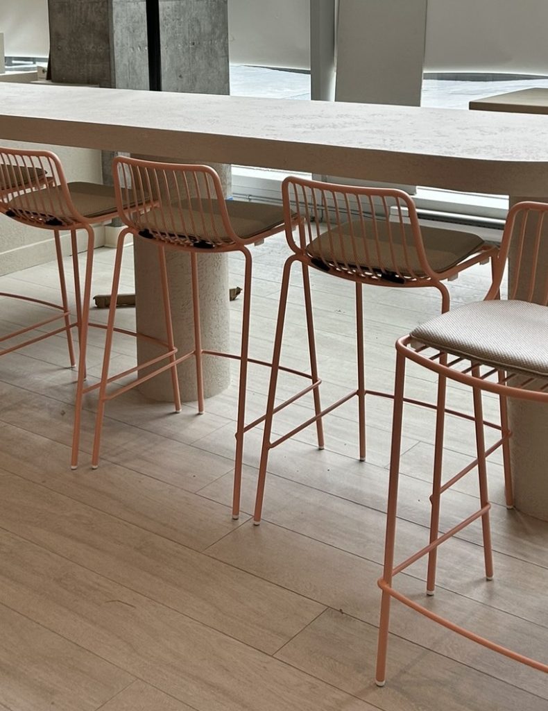 l'Oeufrier furnished by Espace Cabdéco. Nolita stools, Pedrali. 