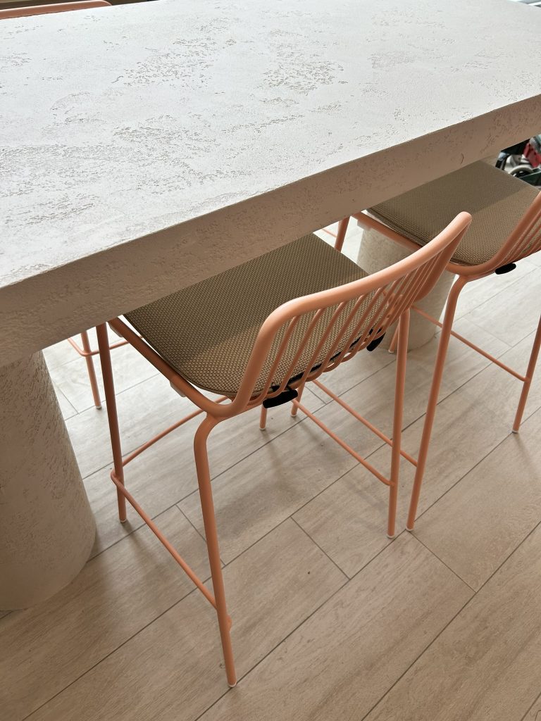 l'Oeufrier furnished by Espace Cabdéco. Nolita stools, Pedrali. 