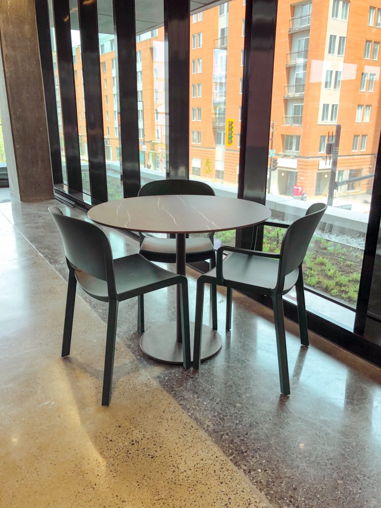 Griffin Square meublé par Espace Cabdéco. Chaises Dome de Pedrali.