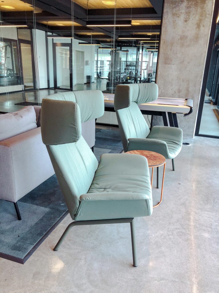 Griffin Square meublé par Espace Cabdéco. Fauteuils Ila et table Circuit de Pedrali.