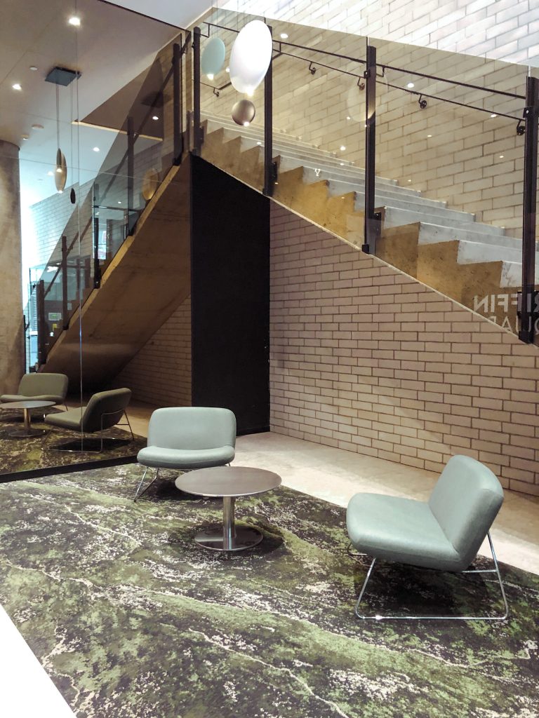 Griffin Square meublé par Espace Cabdéco. Chaises Coco de Softline, table Inox de Pedrali.