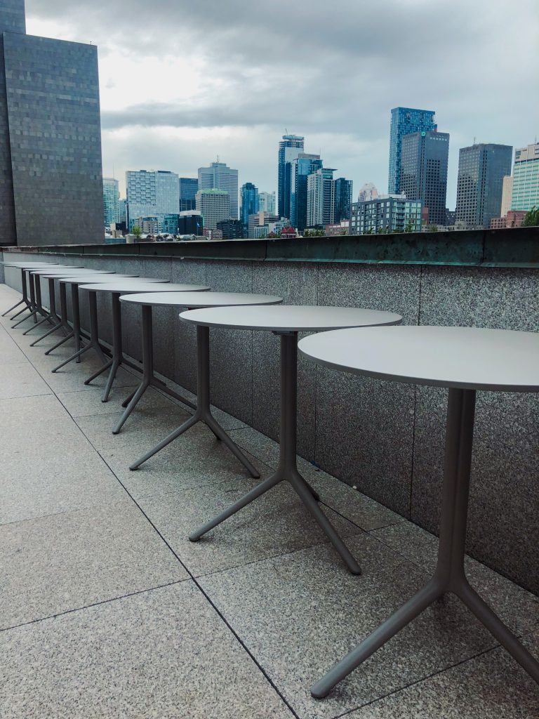 Hôtel de Ville de Montréal meublé par Espace Cabdéco. Tables Elliot de Pedrali.