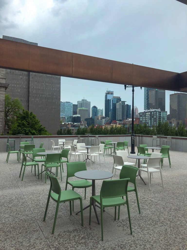 Hôtel de Ville de Montréal meublé par Espace Cabdéco. Chaises Ara, tables Elliot de Pedrali.