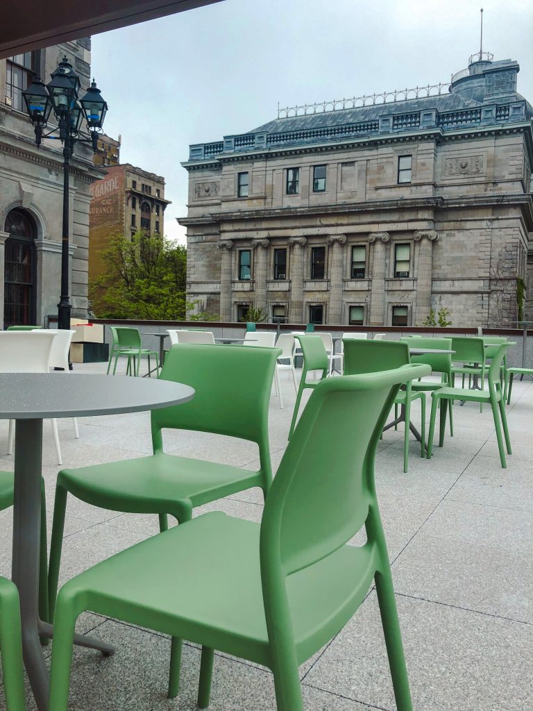 Hôtel de Ville de Montréal meublé par Espace Cabdéco. Chaises Ara, tables Elliot de Pedrali.