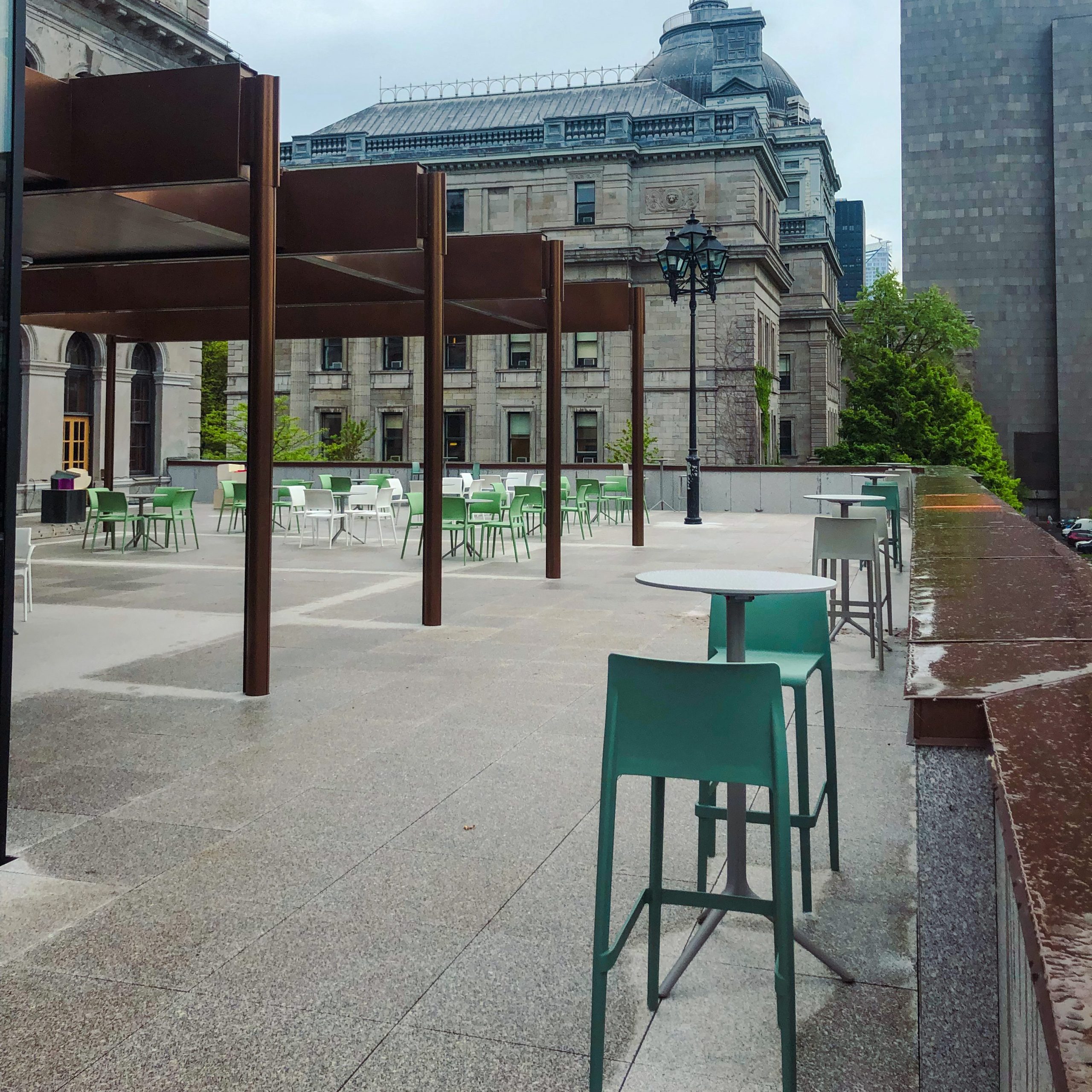 Hôtel de Ville de Montréal meublé par Espace Cabdéco. Tabourets Volt, tables Elliot de Pedrali.