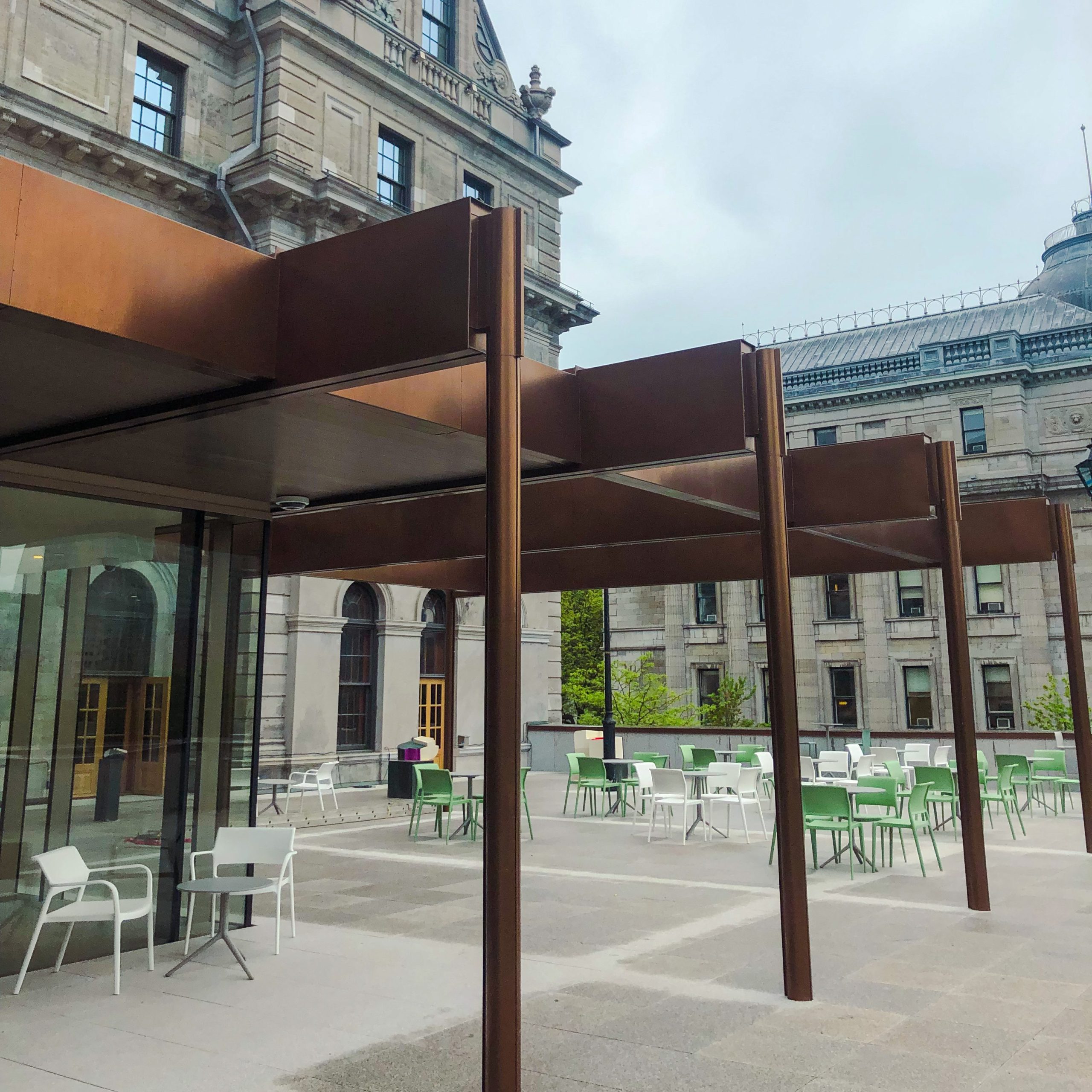 Hôtel de Ville de Montréal meublé par Espace Cabdéco. Chaises Ara, tables Elliot de Pedrali.