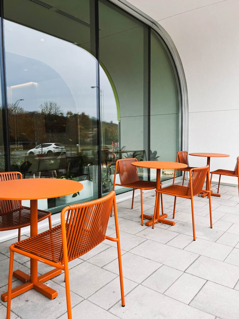 Mellem Gatineau meublé par Espace Cabdéco. Chaises Tribeca de Pedrali.