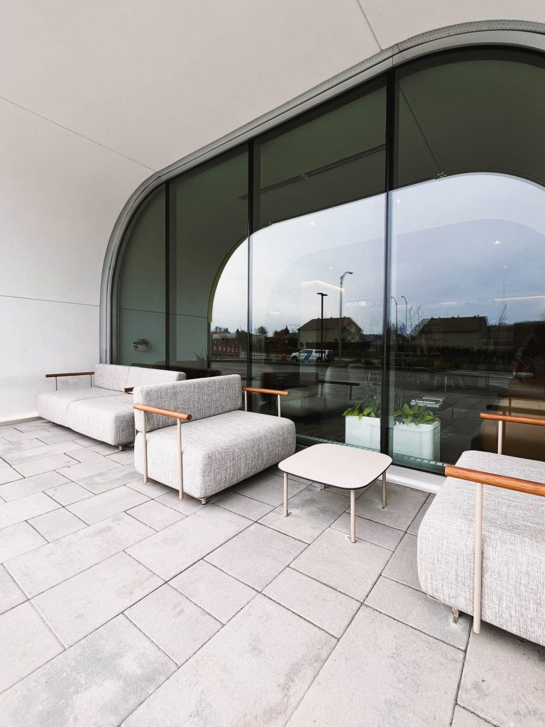 Mellem Gatineau meublé par Espace Cabdéco. Canapés Arki-sofa de Pedrali.