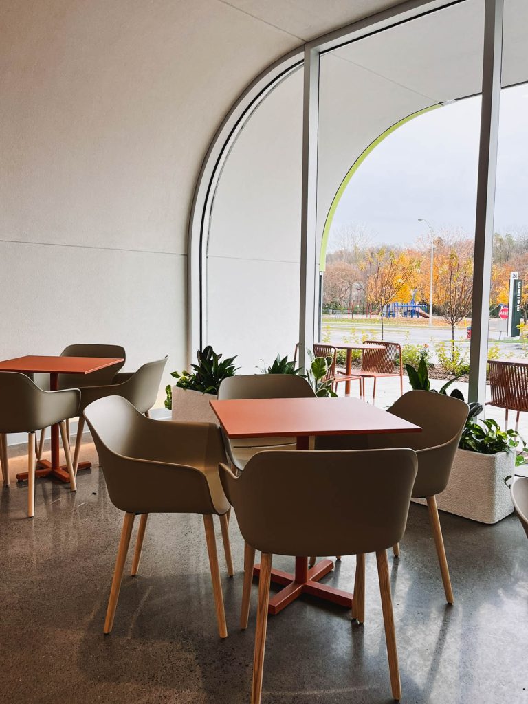 Mellem Gatineau meublé par Espace Cabdéco. Chaises Babila de Pedrali.