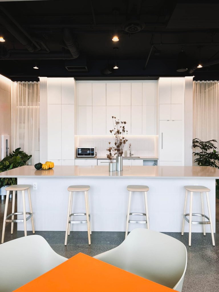 Mellem Gatineau meublé par Espace Cabdéco. Tabourets Babila de Pedrali.