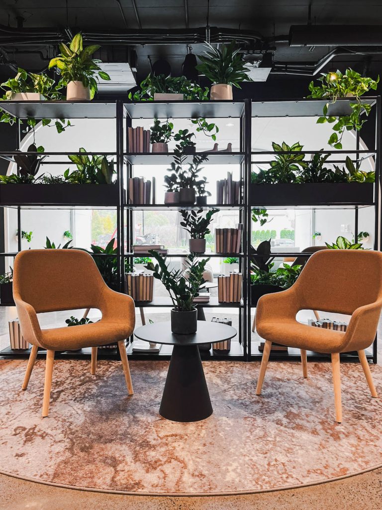 Mellem Gatineau meublé par Espace Cabdéco. Fauteuils Babila de Pedrali.