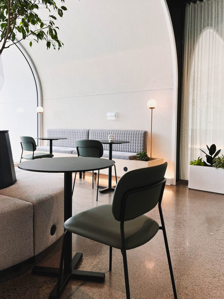 Mellem Gatineau meublé par Espace Cabdéco. Chaises Jazz de Pedrali.