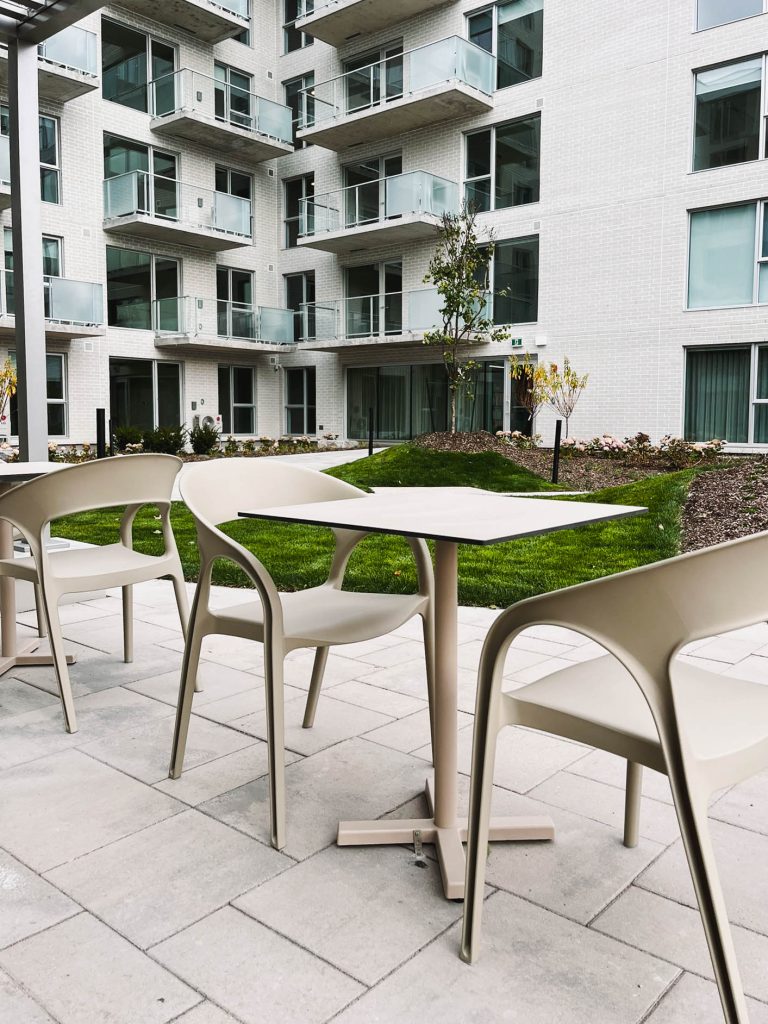 Mellem Gatineau meublé par Espace Cabdéco. Chaises Gossip de Pedrali.